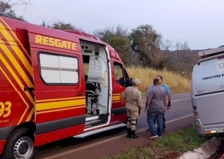 Ônibus com pacientes sai da pista e bate em barranco em Amambai