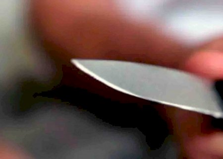 Mulher salva nora de ser esfaqueada pelo filho durante desentendimento