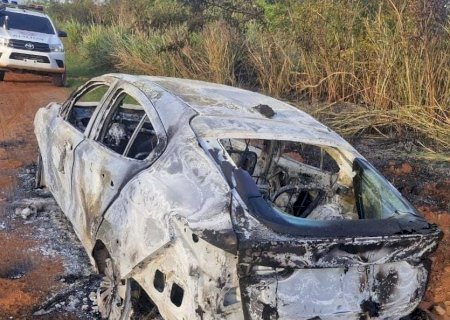 Carro suspeito de ser usado em atentado na fronteira com MS é encontrado queimado