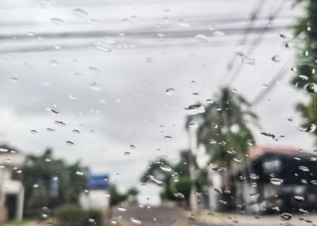Domingo é de chuva, temperatura amena e alerta em 47 cidades