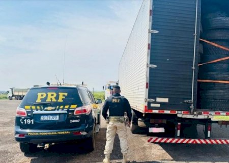 Caminhão com carga ilegal de pneu e cigarros é apreendido pela PRF em Naviraí