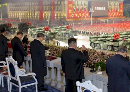 Coreia do Norte exibe novo míssil de longo alcance em desfile militar