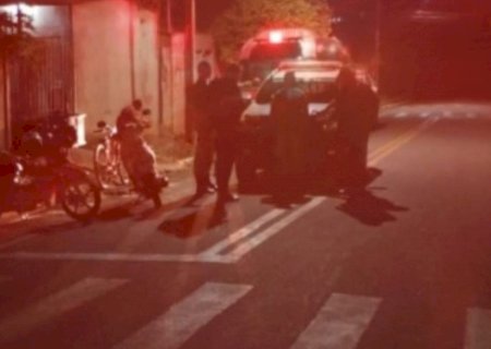 Mulher é assassinada a facadas dentro de casa; filho e amigo são presos