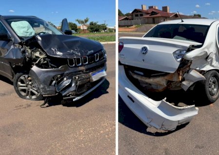 IVINHEMA: Colisão traseira entre dois carros é registrada na rotatória do Eco Park