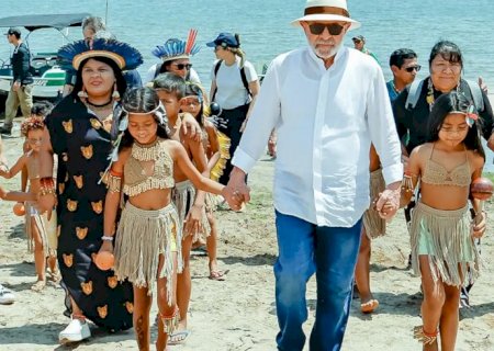 Lula visita aldeia indígena e promete energia para 4,3 mil famílias