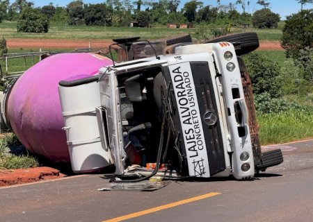 IVINHEMA: Caminhão betoneira tomba próximo ao Eco Park na BR-376