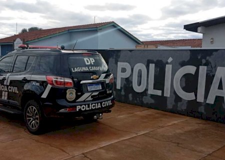 Homem tenta esmagar mulher contra a parede com carro e vai preso