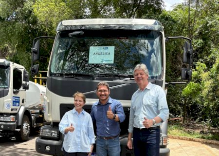 Angélica celebra importantes conquistas com a chegada de um ônibus  e um novo caminhão-pipa 0 km