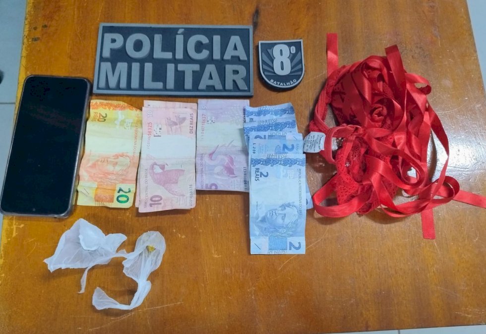IVINHEMA: Polícia Militar prende mulher por tráfico de drogas, desacato e resistência e homem é preso após assumir propriedade de entorpecente