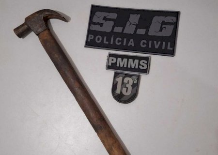 Homem é preso por tentativa de feminicídio após agredir esposa com martelo em Água Clara