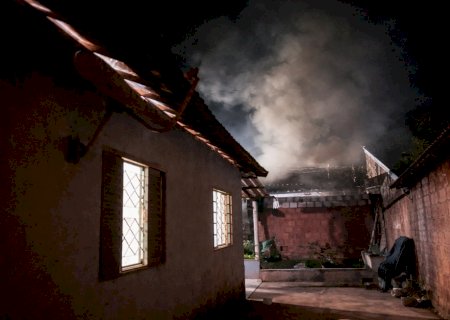 Angélica: Polícia Militar socorre homem após incêndio em residência