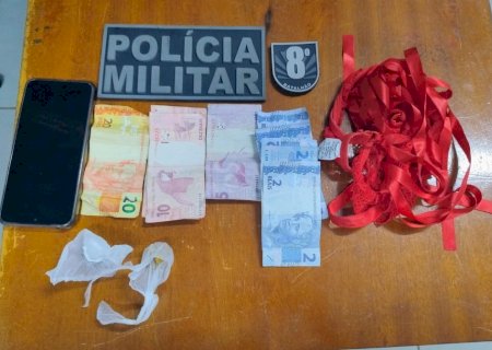 IVINHEMA: Polícia Militar prende mulher por tráfico de drogas, desacato e resistência e homem é preso após assumir propriedade de entorpecente