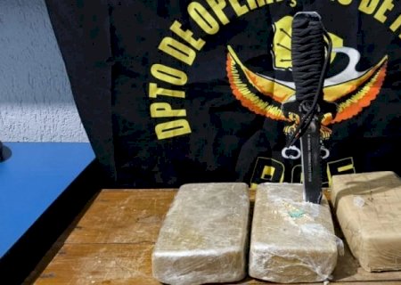 DOF prende mulher com pasta base de cocaína presa ao corpo em MS