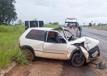 Colisão entre carro e carreta deixa servidora pública ferida na BR-267, em Nova Casa Verde