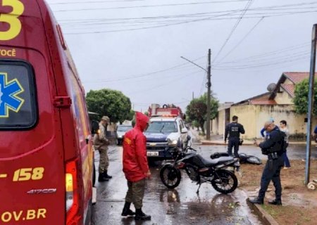 Motociclista fratura perna em acidente no Centro de Nova Andradina