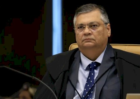 Dino proíbe novas leis que garantam "penduricalhos" acima do teto