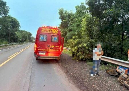 Passageira de moto morre ap&oacute;s ser arremessada em ribanceira em rodovia