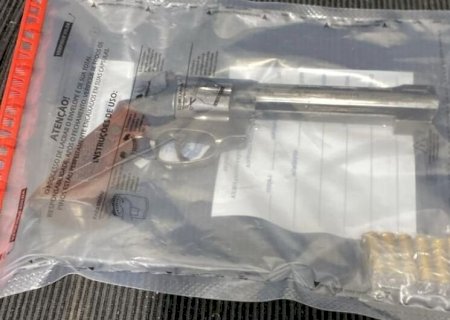 Entrega de droga em condomínio termina com prisão e apreensão de arma