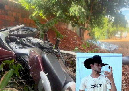 Jovem morre ao perder controle de moto e colidir contra árvore