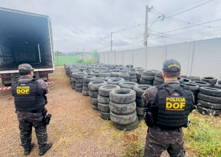 Quase 2 mil pneus novos são encontrados escondidos em meio a carga de usados