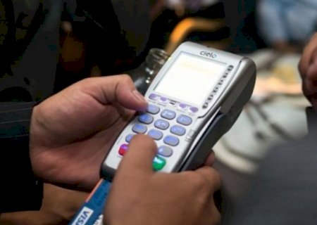 Mulher paga R$ 8 mil em água após ter cartão clonado por ambulante em MS