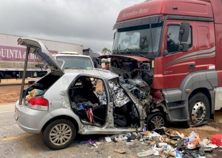 Seis pessoas morrem em batida entre carro e carreta em rodovia mineira