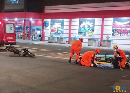 Motorista tenta fugir ap&oacute;s atingir moto, capota carro e acaba preso