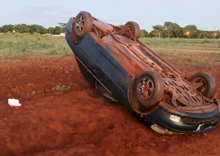 Angélica: Motorista perde controle e carro capota na Avenida 13 de Maio