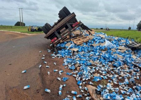 Carreta carregada com cerveja tomba entre Dourados e Ponta Porã