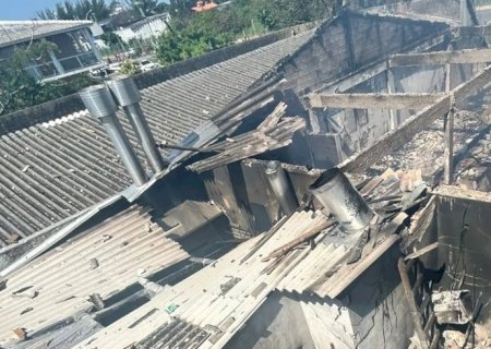 Avião de pequeno porte cai em Capão da Canoa sobre restaurante