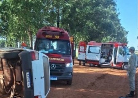 Dois jovens ficam feridos após carro capotar na MS-340