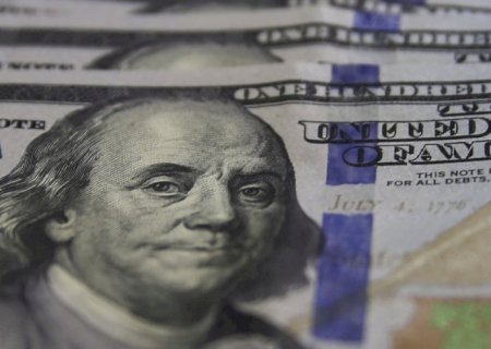 Dólar cai e fecha a R$ 4,97 em meio a incertezas sobre acordo entre EUA e Irã; Ibovespa avança