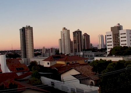 Dia come&ccedil;a fresco e com c&eacute;u claro, mas MS tem risco de chuva e ventos fortes