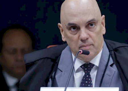 Moraes pede parecer da PGR sobre incluir Jair e Flávio em inquérito