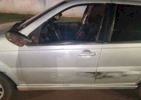Motorista embriagado bate em carro estacionado durante saída de alunos em escola