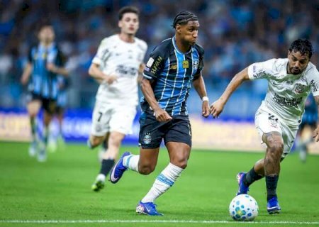 Corinthians vira sobre o Gr&ecirc;mio fora de casa e sobe para o 9&ordm; lugar