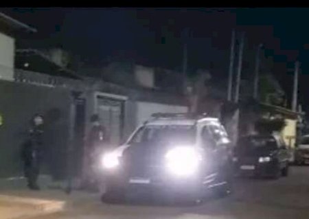 Homem tenta atacar pai idoso com faca e morre baleado pela pol&iacute;cia