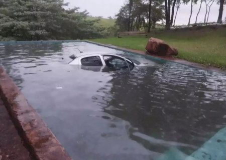 Perseguição na região de fronteira termina com mulher morta e carro em piscina