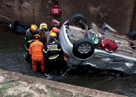 Motorista é resgatada após cair com carro no córrego em MS