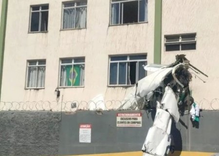 Avião de bimotor cai e bate em prédio em Belo Horizonte