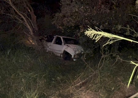 NOVA ANDRADINA: Caminhonete sai da pista e cai em ribanceira na BR-376