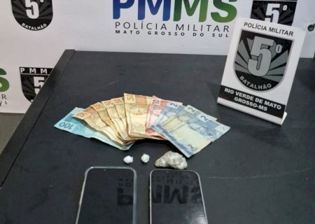 Motocicleta sem placa leva polícia a prender dupla suspeita de tráfico