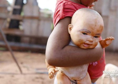 Criança é abandonada pelos pais em rotatória de Dourados