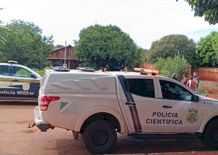Mulher é encontrada morta dentro de casa e polícia suspeita de crime