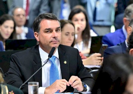 Flávio Bolsonaro visitou Vorcaro em casa após prisão