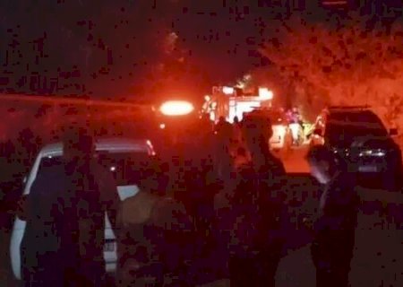 Menino morreu intoxicado ao tentar se proteger entre sofá e parede da sala