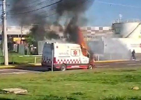 Ambulância pega fogo em frente ao aeroporto