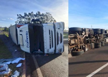 Motorista perde controle de direção e tomba carreta entre Glória de Dourados e Jateí