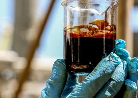 Petr&oacute;leo cai 3% nos EUA com sinal de tr&eacute;gua entre Trump e Ir&atilde;
