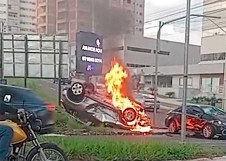 Carro capota em acidente e pega fogo em Campo Grande